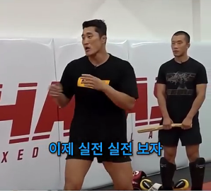 야구 방망이 든 상대도 아무 문제 없는 김동현 (480p).mp4_000007733.png