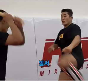 야구 방망이 든 상대도 아무 문제 없는 김동현 (480p).mp4_000008833.png