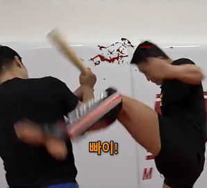 야구 방망이 든 상대도 아무 문제 없는 김동현 (480p).mp4_000009166.png