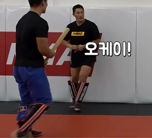 야구 방망이 든 상대도 아무 문제 없는 김동현 (480p).mp4_000012266.png