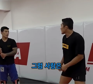 야구 방망이 든 상대도 아무 문제 없는 김동현 (480p).mp4_000018033.png