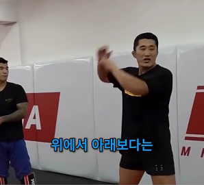 야구 방망이 든 상대도 아무 문제 없는 김동현 (480p).mp4_000018800.png