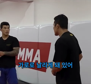 야구 방망이 든 상대도 아무 문제 없는 김동현 (480p).mp4_000020733.png