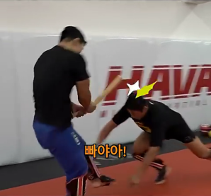 야구 방망이 든 상대도 아무 문제 없는 김동현 (480p).mp4_000033466.png