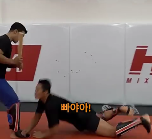 야구 방망이 든 상대도 아무 문제 없는 김동현 (480p).mp4_000036200.png