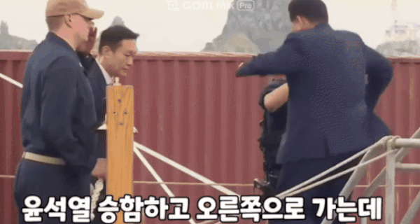 미군함 윤 우왕좌왕.gif