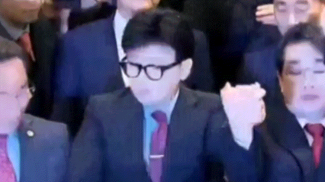 한동훈 까치발.gif