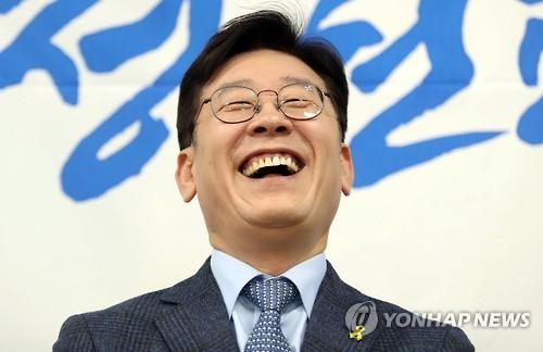 이재명 파안대소.jpg