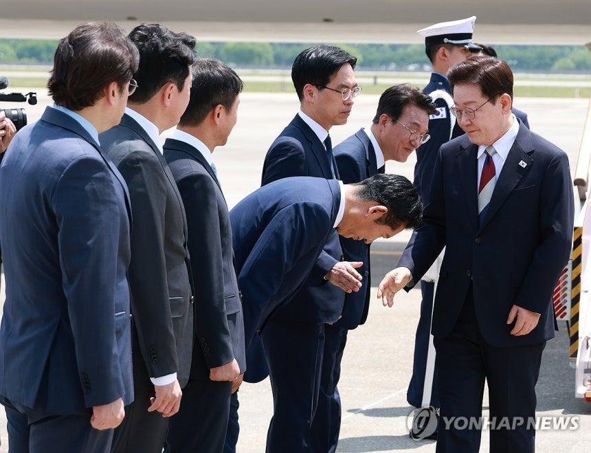 정청래 폴더인사.jpg