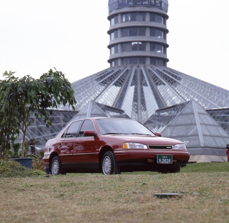 Heritage_Elantra_Outside_shot02_07.jpg